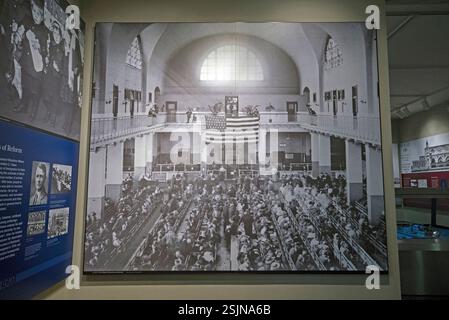 Altes Foto des großen Registry Room mit Einwanderern im Ellis Island National Museum of Immigration, Ellis Island, New York City, USA Stockfoto