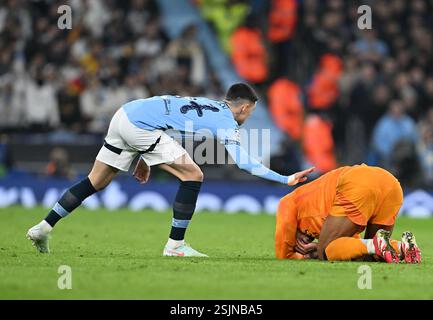 Manchester, Großbritannien. Februar 2025. Phil Foden von Manchester City und Jude Bellingham von Real Madrid während des Spiels der UEFA Champions League im Etihad Stadium in Manchester. Der Bildnachweis sollte lauten: Cody Froggatt/Sportimage Credit: Sportimage Ltd/Alamy Live News Stockfoto