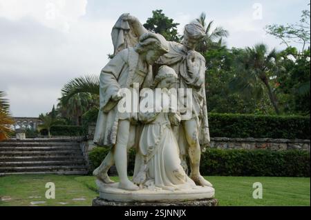 Skulptur. Figurengruppe in klassischer Kleidung. Mittelfigur kniend, andere stehen dahinter. Stellt eine Szene aus der Mythologie oder Geschichte dar. Auch Co Stockfoto