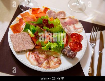 Traditioneller katalanischer Salat mit Wurst Stockfoto