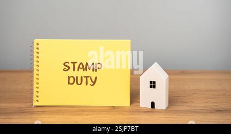 Stempelgebühr-Konzept. Steuern, die bei der Übertragung von Immobilien zwischen zwei Parteien erhoben werden. Kauf von Wohnungen und Grundstücken. Eigenschaft. Stempelgebühr Grundsteuer SDLT Stockfoto