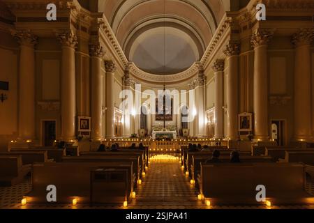 Inneres der katholischen Kirche Basilika St. Katharina von Alexandria in Sankt Petersburg, Russland, 5. November 2024. Stockfoto