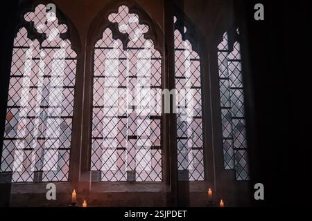 Ein Fenster und Kerzen in der Marienkirche in Lübeck Stockfoto