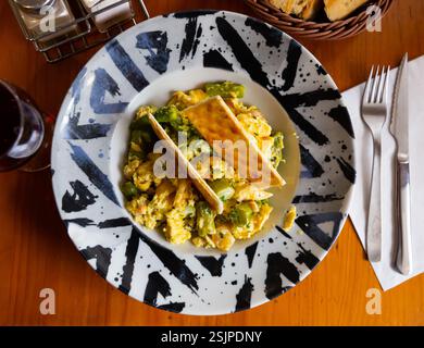 Rührei mit Garnelen und Spargel Stockfoto