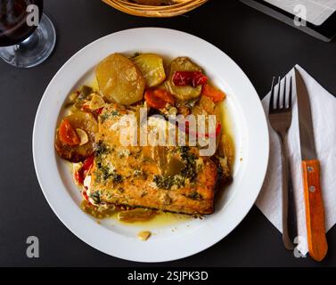 Gebackenes Lachsfilet mit Gemüsemischung Stockfoto
