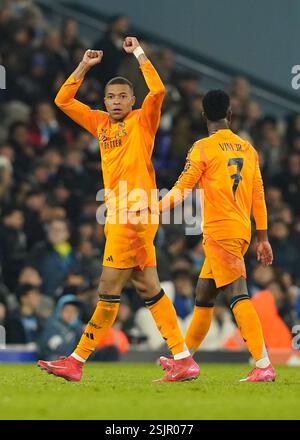 Manchester, Großbritannien. Februar 2025. Kylian Mbappe von Real Madrid feiert das Eröffnungstor seiner Mannschaft während des Spiels der UEFA Champions League im Etihad Stadium in Manchester. Der Bildnachweis sollte lauten: Andrew Yates/Sportimage Credit: Sportimage Ltd/Alamy Live News Stockfoto