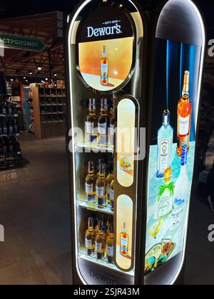 Kiew, Ukraine - 11. Februar 2025: Ausstellung von Dewar's Whiskey-Flaschen, beleuchtet in einem modernen Einzelhandelsgeschäft. Stockfoto