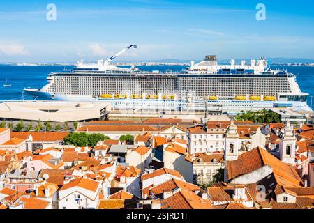 Kreuzfahrtschiff vor Anker im Hafen von Lissabon mit der Skyline des Viertels Alfama im Vordergrund, dem ältesten Viertel von Lissabon in Portugal Stockfoto