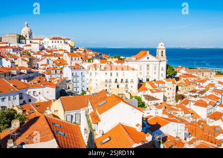 Blick auf die Dächer und die Skyline des Alfama-Viertels, dem ältesten Viertel von Lissabon in Portugal Stockfoto