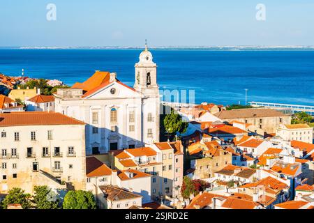 Blick auf die alte Kathedrale und die Skyline des Alfama-Viertels, das älteste Viertel von Lissabon in Portugal Stockfoto