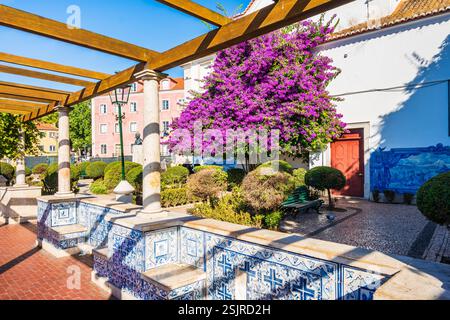 ISBON, PORTUGAL - 12. Juni 2024: Blick auf alte historische Gebäude im Alfama-Viertel, dem ältesten Viertel von Lissabon in Portugal. Stockfoto