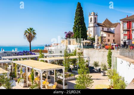 LISSABON, PORTUGAL - 12. Juni 2024: Blick auf die alte Kathedrale und die Skyline des Alfama-Viertels, das älteste Viertel von Lissabon in Portugal. Stockfoto