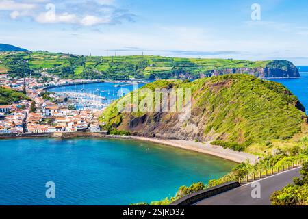 Blick auf den Strand von Porto PIM in einer wunderschönen Bucht in der Nähe von Horta, der Insel Faial, den Azoren, Portugal Stockfoto