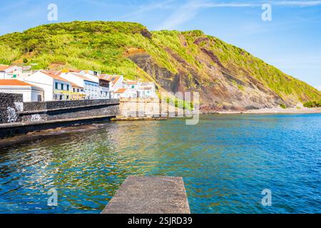 Pier und wunderschöne Bucht am Porto PIM Strand und grünen Hügeln in der Nähe von Horta Stadt, Faial Insel, Azoren, Portugal Stockfoto