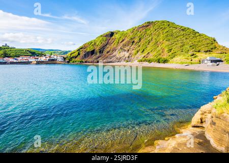 Blick auf den Strand von Porto PIM in der wunderschönen Meeresbucht in der Nähe von Horta, Faial Island, Azoren, Portugal Stockfoto