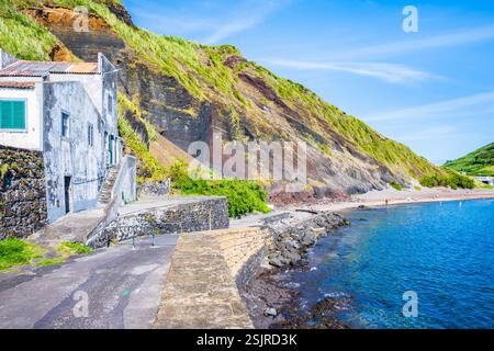 Wunderschöne Bucht am Porto PIM Strand und grüne Hügel in der Nähe von Horta Stadt, Faial Insel, Azoren, Portugal Stockfoto