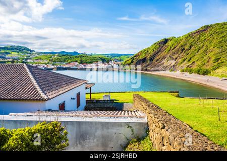 Blick auf den Strand von Porto PIM in der wunderschönen Meeresbucht in der Nähe von Horta, Faial Island, Azoren, Portugal Stockfoto