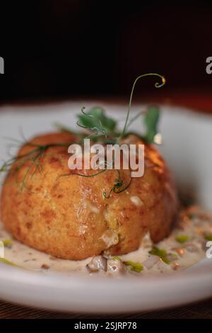 Köstliche Schnitzel mit luftigem Kartoffelpüree werden im Restaurant serviert. Das perfekte Foto für ein Menü, einen kulinarischen Blog oder eine Werbung für Catering Stockfoto