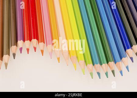 Farbstiften verschiedener Farbe auf weißem Hintergrund Stockfoto
