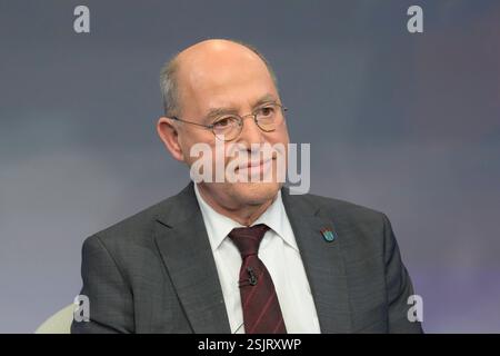 GER, Berlin, Studio, zu Gast bei - maischberger, Polittalk, TV, Format, mit Moderatorin - Sandra Maischberger, das erste, aus Adlershof - am Studio 20, im Bild v.l.: Gregor Gysi, die linke langjährige Fraktionsvorsitzender 11.02.2025, Copyright: HMBxMedia/UwexKoch Stockfoto