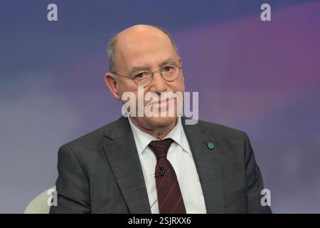 GER, Berlin, Studio, zu Gast bei - maischberger, Polittalk, TV, Format, mit Moderatorin - Sandra Maischberger, das erste, aus Adlershof - am Studio 20, im Bild v.l.: Gregor Gysi, die linke langjährige Fraktionsvorsitzender 11.02.2025, Copyright: HMBxMedia/UwexKoch Stockfoto