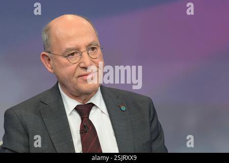 GER, Berlin, Studio, zu Gast bei - maischberger, Polittalk, TV, Format, mit Moderatorin - Sandra Maischberger, das erste, aus Adlershof - am Studio 20, im Bild v.l.: Gregor Gysi, die linke langjährige Fraktionsvorsitzender 11.02.2025, Copyright: HMBxMedia/UwexKoch Stockfoto