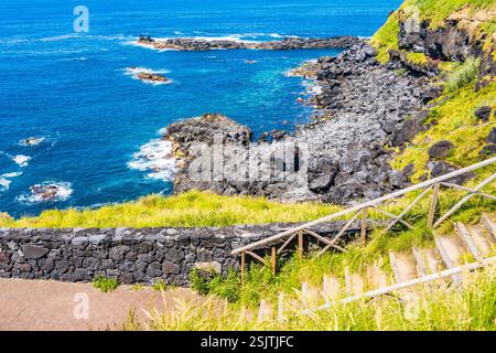 Schritte auf dem Küstenweg entlang des Meeres in der Nähe des Dorfes Maia, der Insel Sao Miguel, den Azoren, Portugal Stockfoto