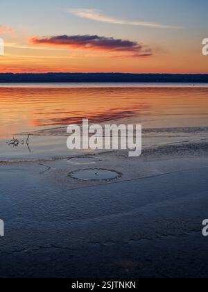 Winterabend am Ufer des Ammersees bei Herrsching, Bayern Stockfoto