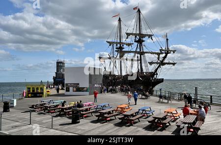 Andalusien ist eine Nachbildung einer Galeone aus dem 17. Jahrhundert. Hier liegt er am Pier Head, Southend on Sea, England. Der Heimathafen ist Sevilla, Spanien. Stockfoto