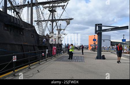 Andalusien ist eine Nachbildung einer Galeone aus dem 17. Jahrhundert. Hier liegt er am Pier Head, Southend on Sea, England. Der Heimathafen ist Sevilla, Spanien. Stockfoto