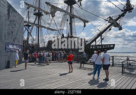 Andalusien ist eine Nachbildung einer Galeone aus dem 17. Jahrhundert. Hier liegt er am Pier Head, Southend on Sea, England. Der Heimathafen ist Sevilla, Spanien. Stockfoto