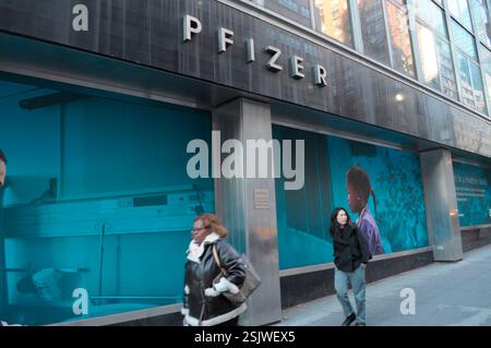Die Leute laufen am Pfizer World-Hauptquartier in Manhattan, New York City vorbei. Stockfoto