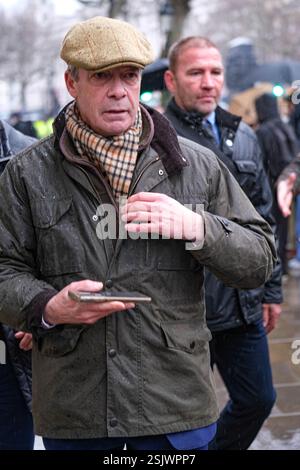 Westminster, London, Großbritannien. Februar 2025. Nigel Farage, Parlamentsabgeordneter von Clacton, ist Vorsitzender des Parlaments, als Hunderte von Bauern in Traktoren vor den Kammern des Parlaments gegen die Labour-Regierungen protestieren, die die Einführung einer 20%igen Erbschaftssteuer auf Farmen im Wert von über 1 Mio. £ vorgeschlagen haben. Credit Mark Lear / Alamy Live News Stockfoto