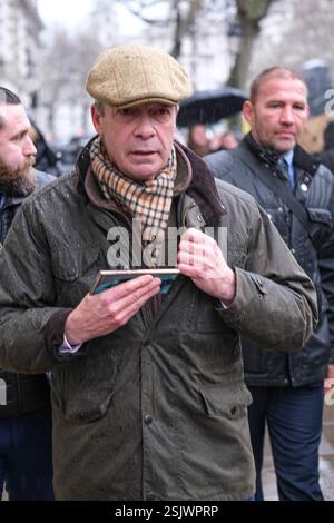 Westminster, London, Großbritannien. Februar 2025. Nigel Farage, Parlamentsabgeordneter von Clacton, ist Vorsitzender des Parlaments, als Hunderte von Bauern in Traktoren vor den Kammern des Parlaments gegen die Labour-Regierungen protestieren, die die Einführung einer 20%igen Erbschaftssteuer auf Farmen im Wert von über 1 Mio. £ vorgeschlagen haben. Credit Mark Lear / Alamy Live News Stockfoto