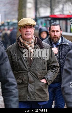 Westminster, London, Großbritannien. Februar 2025. Nigel Farage, Parlamentsabgeordneter von Clacton, ist Vorsitzender des Parlaments, als Hunderte von Bauern in Traktoren vor den Kammern des Parlaments gegen die Labour-Regierungen protestieren, die die Einführung einer 20%igen Erbschaftssteuer auf Farmen im Wert von über 1 Mio. £ vorgeschlagen haben. Credit Mark Lear / Alamy Live News Stockfoto