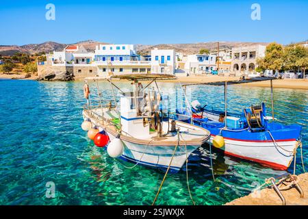 Farbenfrohe traditionelle Fischerboote vor Anker im kleinen Hafen von Motsouna, Insel Naxos, Kykladen, Griechenland Stockfoto