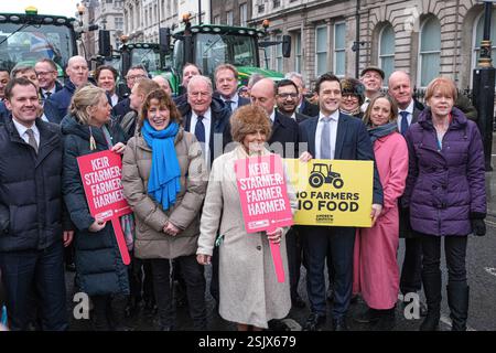 Westminster, London, Großbritannien. Februar 2025. Konservative Parlamentsabgeordnete schließen sich Tausenden von Bauern an, die vor den Kammern des Parlaments in Traktoren protestieren, gegen die Labour-Regierungen schlugen die Einführung einer 20%igen Erbschaftssteuer auf landwirtschaftliche Betriebe im Wert von über 1 Mio. £ vor. Credit Mark Lear / Alamy Live News Stockfoto