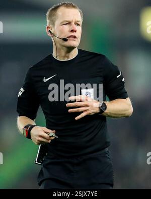 Norwich, Großbritannien. Februar 2025. Schiedsrichter Gavin Ward in Aktion während des Sky Bet Championship Matches Norwich City gegen Preston North End in Carrow Road, Norwich, Vereinigtes Königreich, 11. Februar 2025 (Foto: Izzy Poles/News Images) in Norwich, Vereinigtes Königreich am 11. Februar 2025. (Foto: Izzy Poles/News Images/SIPA USA) Credit: SIPA USA/Alamy Live News Stockfoto