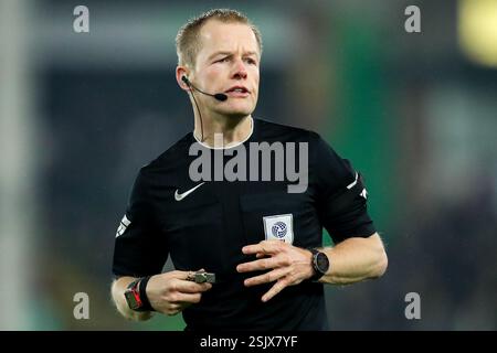 Norwich, Großbritannien. Februar 2025. Schiedsrichter Gavin Ward in Aktion während des Sky Bet Championship Matches Norwich City gegen Preston North End in Carrow Road, Norwich, Vereinigtes Königreich, 11. Februar 2025 (Foto: Izzy Poles/News Images) in Norwich, Vereinigtes Königreich am 11. Februar 2025. (Foto: Izzy Poles/News Images/SIPA USA) Credit: SIPA USA/Alamy Live News Stockfoto