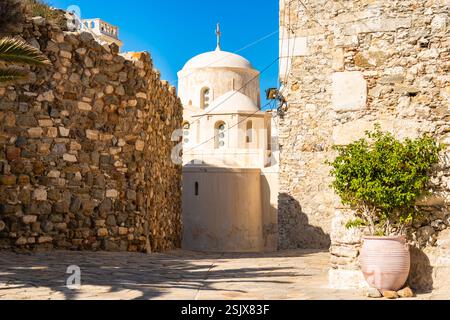Altes Kirchengebäude in der engen Straße des historischen alten Teils des Dorfes Chora, Insel Naxos, Kykladen, Griechenland Stockfoto
