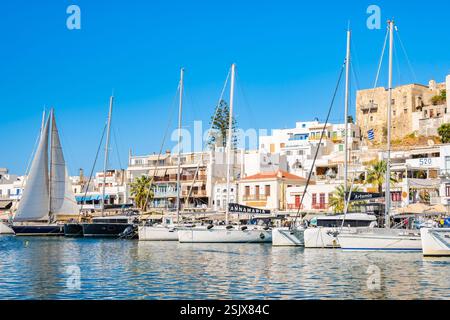 INSEL NAXOS, GRIECHENLAND - 29. September 2024: Segelboote vor Anker im Hafen von Naxos mit Altstadtgebäuden von Chora im Hintergrund. Stockfoto