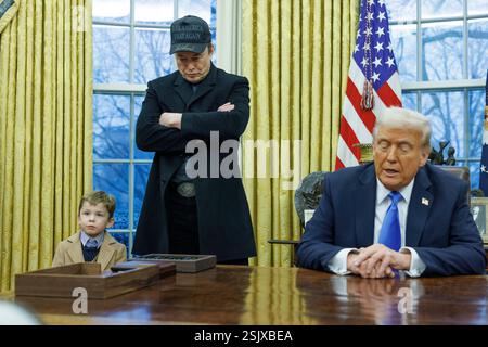 Washington, Vereinigte Staaten. Februar 2025. Elon Musk (Mitte) und sein Sohn X (links) und US-Präsident Donald Trump (rechts) werden am Dienstag, den 11. Februar 2025 im Oval Office des Weißen Hauses in Washington DC gesehen. Quelle: Aaron Schwartz/CNP/dpa/Alamy Live News Stockfoto