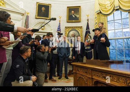 Washington, Vereinigte Staaten. Februar 2025. Elon Musk, der seinen Sohn X in der Hand hält, spricht am Dienstag, den 11. Februar 2025, im Oval Office des Weißen Hauses in Washington DC vor der Presse. Quelle: Aaron Schwartz/CNP/dpa/Alamy Live News Stockfoto