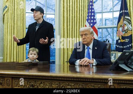 Washington, Vereinigte Staaten. Februar 2025. Elon Musk (Mitte) und sein Sohn X (links) und US-Präsident Donald Trump (rechts) werden am Dienstag, den 11. Februar 2025 im Oval Office des Weißen Hauses in Washington DC gesehen. Quelle: Aaron Schwartz/CNP/dpa/Alamy Live News Stockfoto
