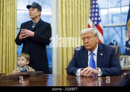 Washington, Vereinigte Staaten. Februar 2025. Elon Musk (Mitte) und sein Sohn X (links) und US-Präsident Donald Trump (rechts) werden am Dienstag, den 11. Februar 2025 im Oval Office des Weißen Hauses in Washington DC gesehen. Quelle: Aaron Schwartz/CNP/dpa/Alamy Live News Stockfoto