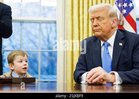 Washington, Vereinigte Staaten. Februar 2025. X, der Sohn von Elon Musk, sieht Präsident Donald Trump im Oval Office des Weißen Hauses in Washington DC am Dienstag, den 11. Februar 2025. Quelle: Aaron Schwartz/CNP/dpa/Alamy Live News Stockfoto