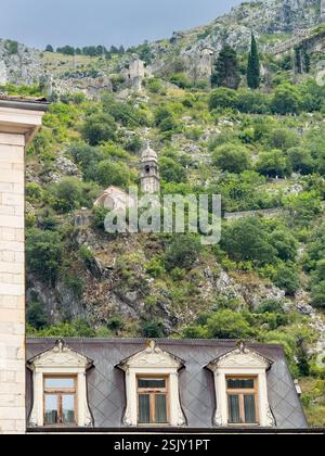 Kotor, Montenegro - 2. Juli 2024: Kirche unserer Lieben Frau von Remedy auf dem Berg über alten historischen Gebäuden Stockfoto