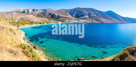 Panorama des wunderschönen Egiali Strandes und der Bucht mit Bergen, Amorgos Insel, Kykladen, Griechenland Stockfoto
