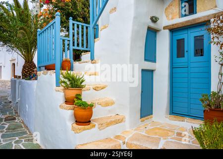 Blumentöpfe und Türeingang zum typischen traditionellen griechischen Haus in der Straße des Dorfes Chora, Folegandros Insel, Kykladen, Griechenland Stockfoto