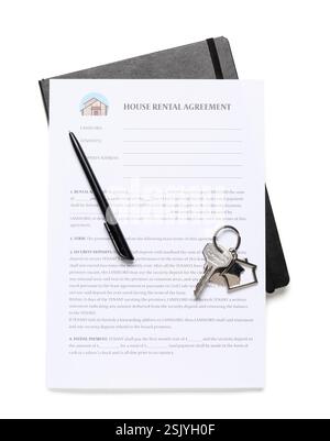 Leerer Mietvertrag mit Schlüssel auf weißem Hintergrund Stockfoto